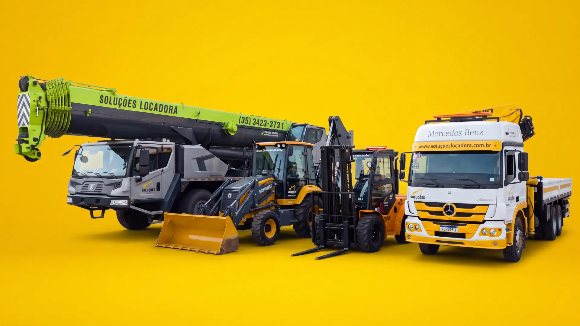 Frota de equipamentos pesados da Soluções Locadora em pátio industrial